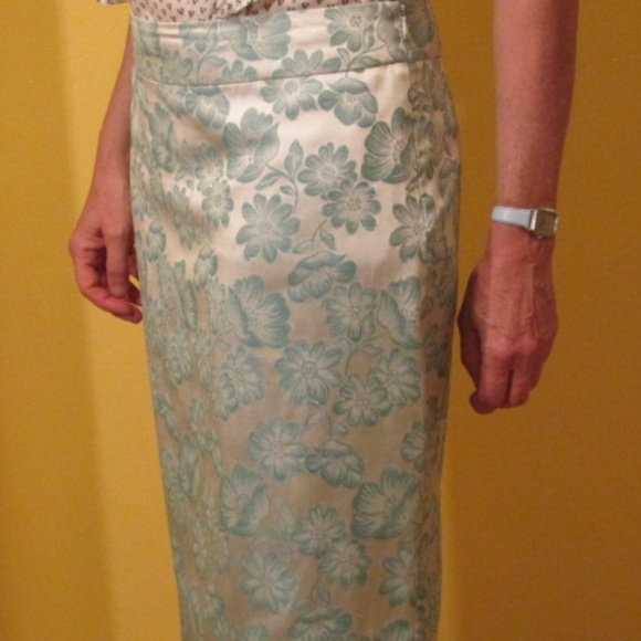 Banana Republic Silk Blend Pencil Skirt, Size 8 - Picture 5 of 8